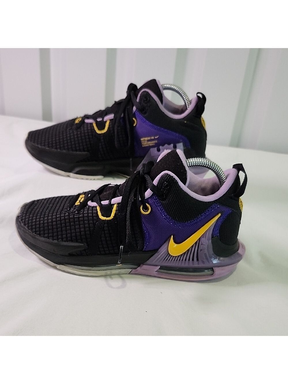 Nike Men's LeBron Witness 7 Purple and Black Sneakers Size 8 DM1123-002 "Lakers"